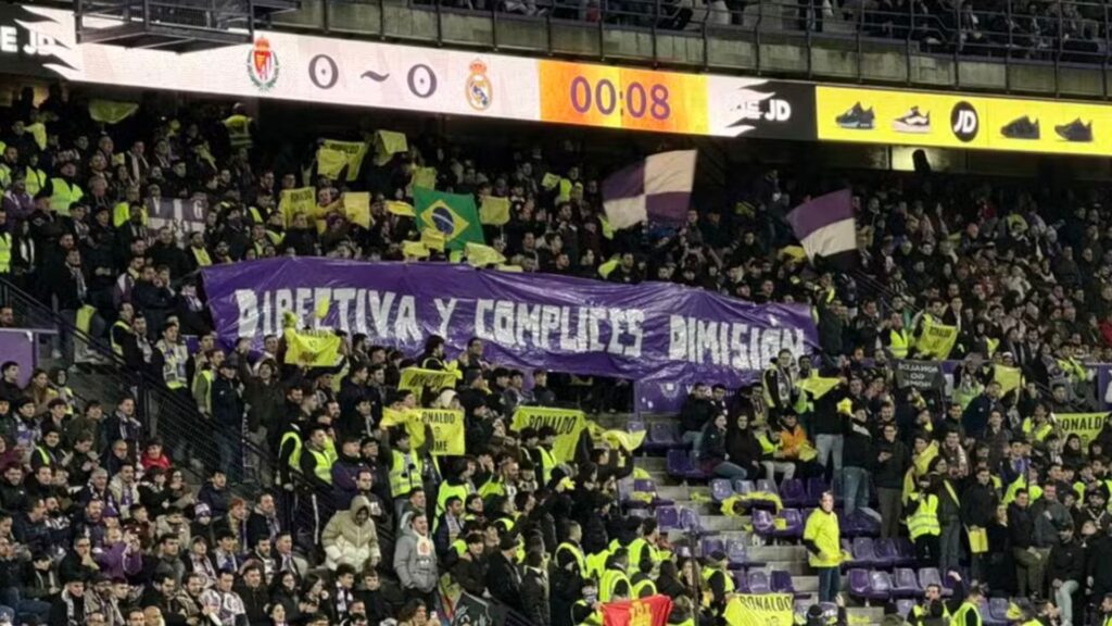 Torcida do Valladolid protesta contra Ronaldo