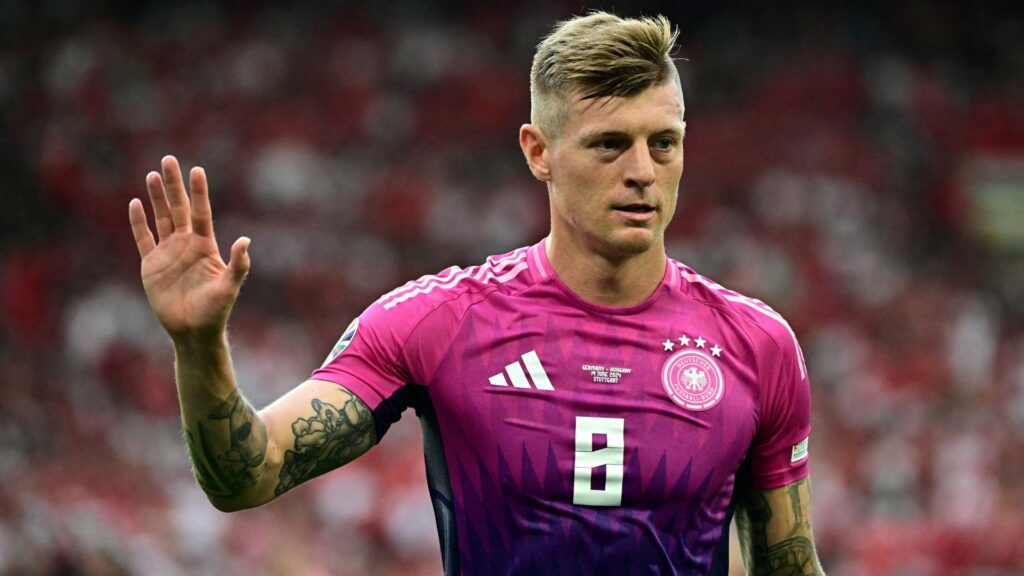 Toni Kroos com camisa alternativa da Alemanha