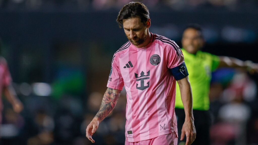 Messi teve atuação discreta na derrota do Inter Miami para o Vancouver Whitecaps (Foto: Chris Arjoon/AFP)