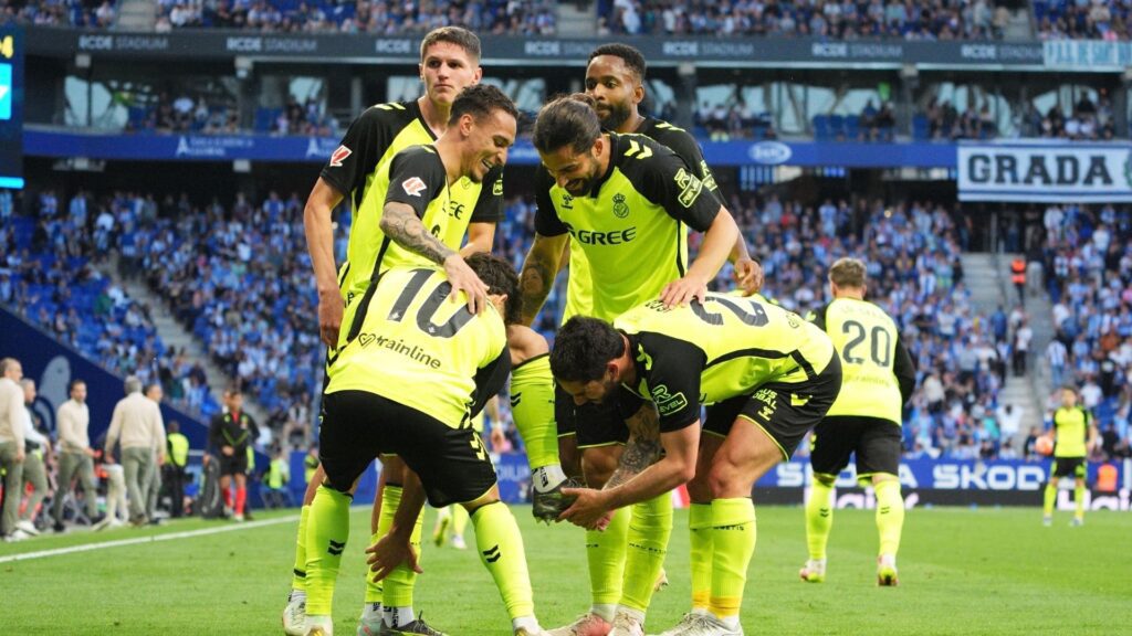 Antony comemora gol pelo Betis.