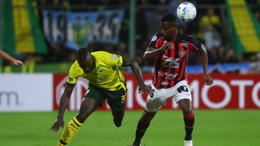 Vitória e Defensa se enfrentam nesta terça-feira no Barradão. Foto: MARCOS BRINDICCI / AFP