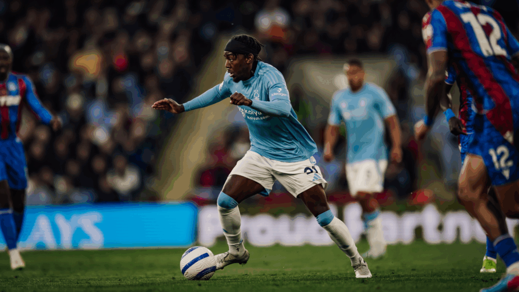Eze, do Nottingham Forest, em partida diante do Crystal Palace