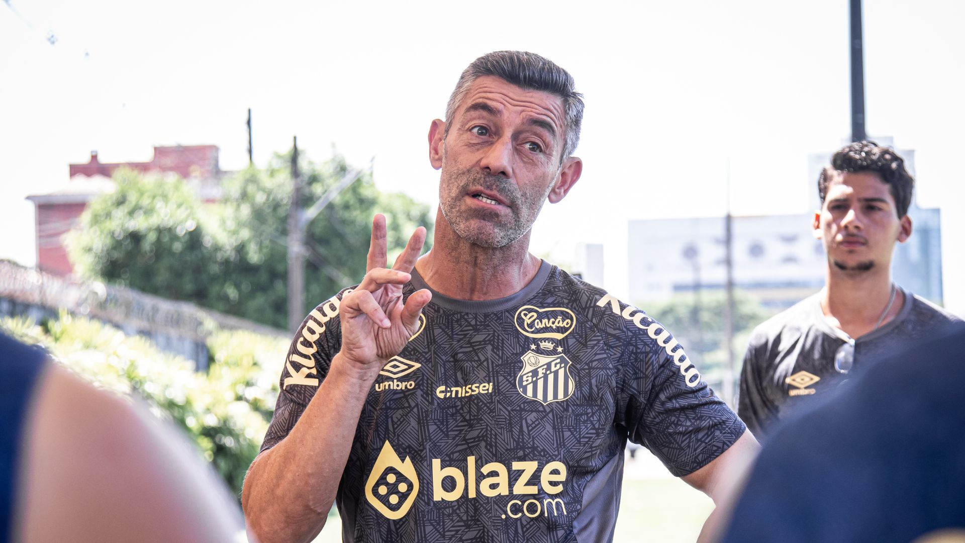 Pedro Caixinha em treino do Santos.