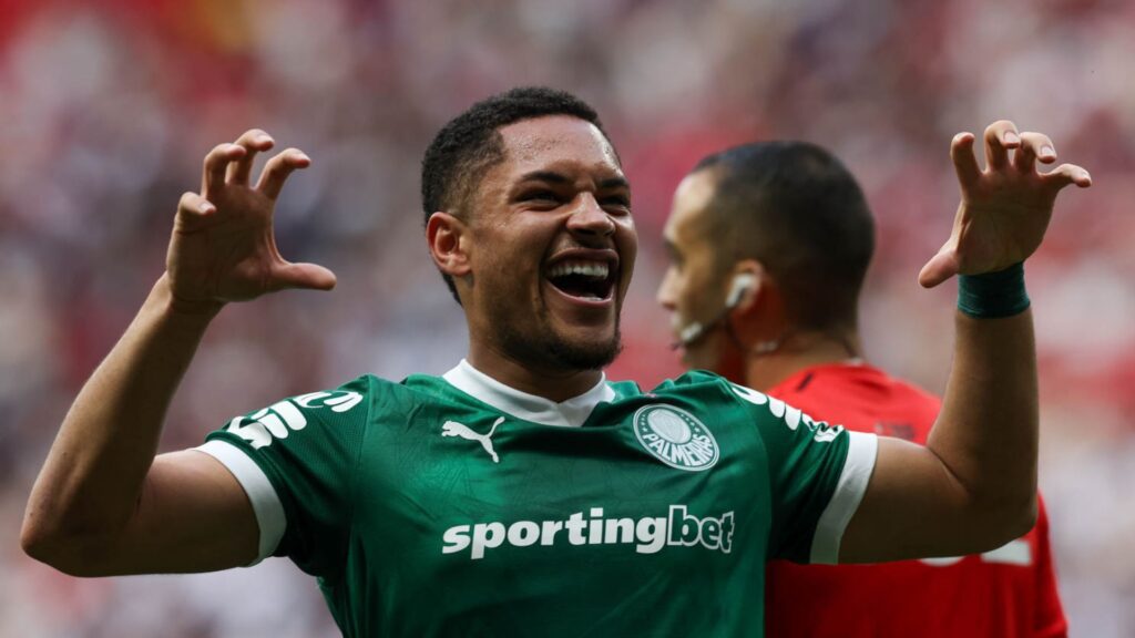 Vitor Roque comemora gol do Palmeiras