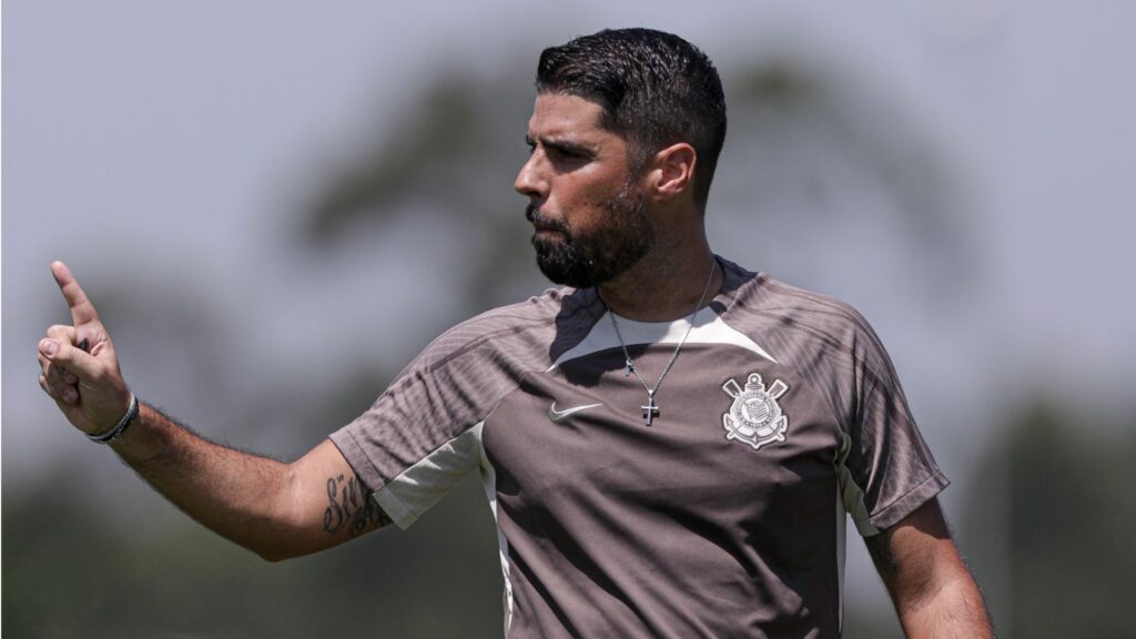 António Oliveira durante treino do Corinthians