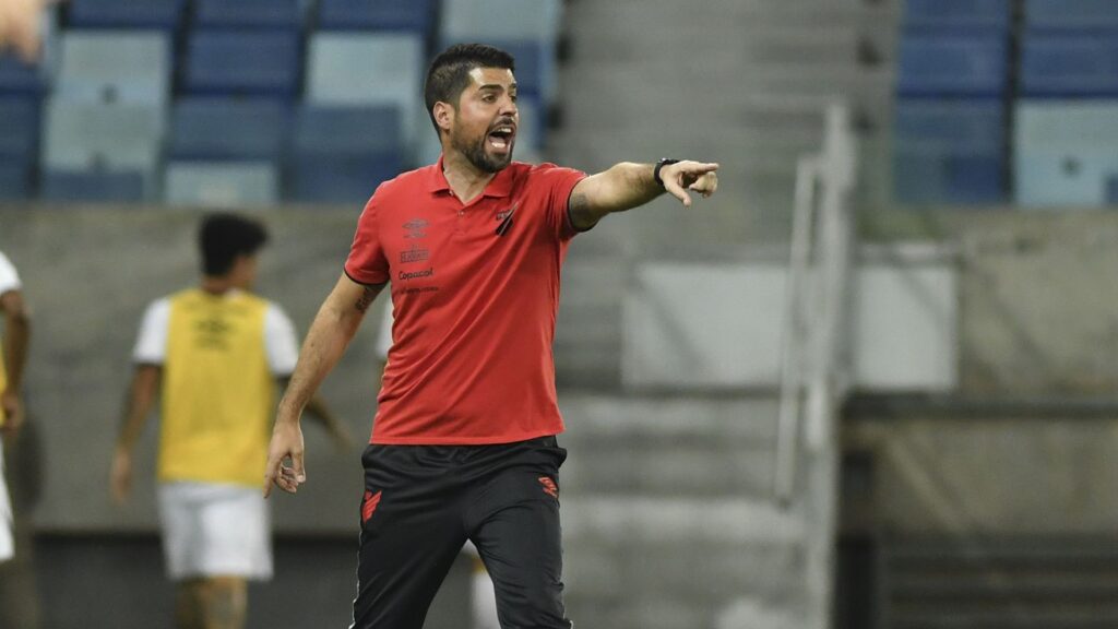 António Oliveira comandando o Athletico-PR