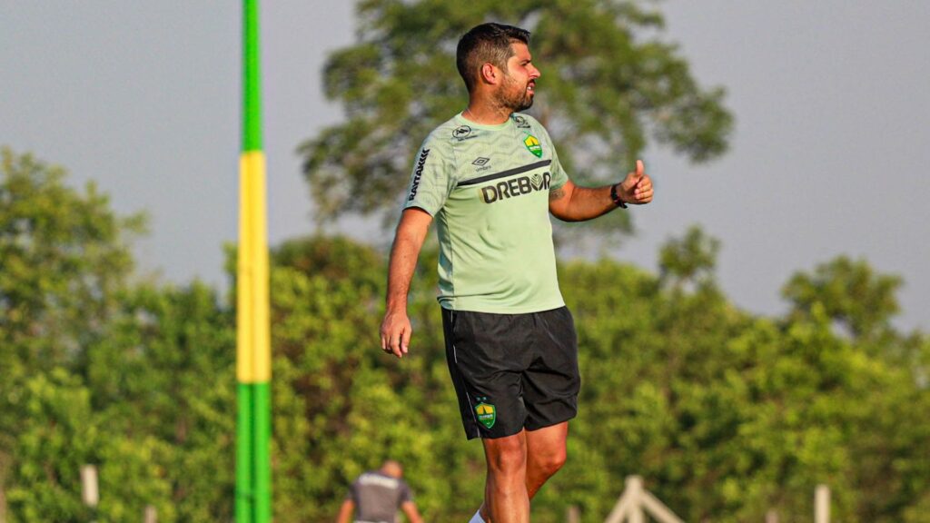 António Oliveira em treino do Cuiabá