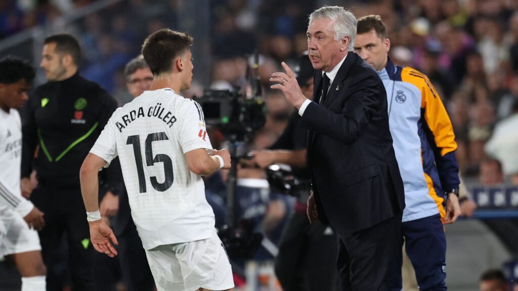 Arda Güler e Carlo Ancelotti, do Real Madrid (Foto: Thomas Coex/AFP)