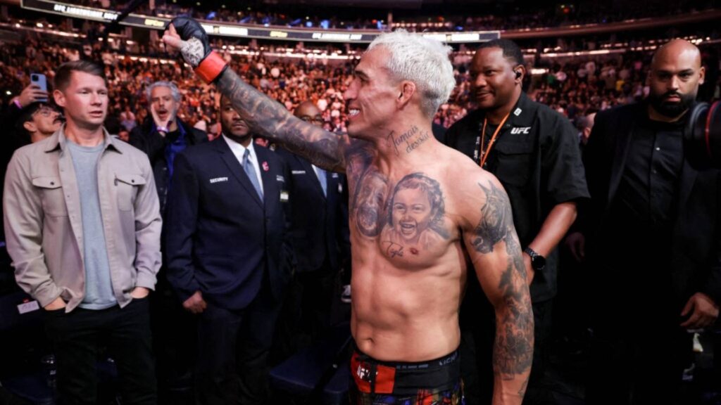 Charles do Bronx pode voltar a luta pelo cinturão do peso leve. Foto: Sarah Stier / GETTY IMAGES NORTH AMERICA / Getty Images via AFP