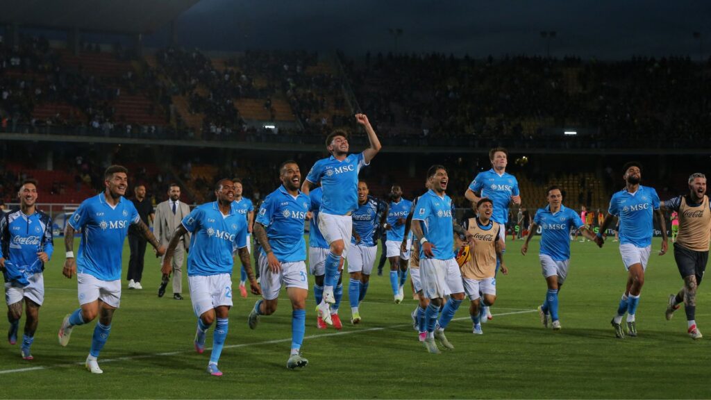 Time do Napoli comemora vitória sobre o Lecce.