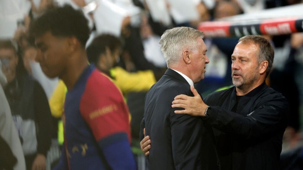 Ancelotti cumprimenta Hansi Flick antes de Real Madrid x Barcelona