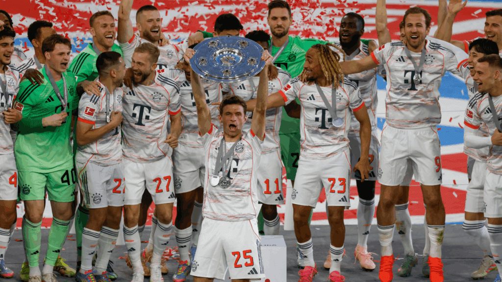 Thomas Müller levantou a taça da Bundesliga em sua despedida pelo Bayern de Munique