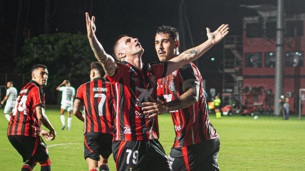 Renato Kayzer brilhou no triunfo do Vitória.
