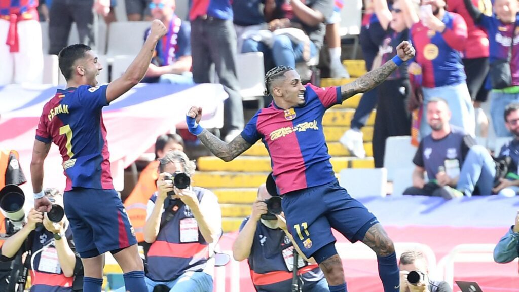 Raphinha comemora mais um gol pelo Barcelona