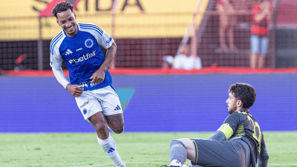 Matheus Pereira marcou dois gols na goleada do Cruzeiro sobre o Sport, na Ilha do Retiro