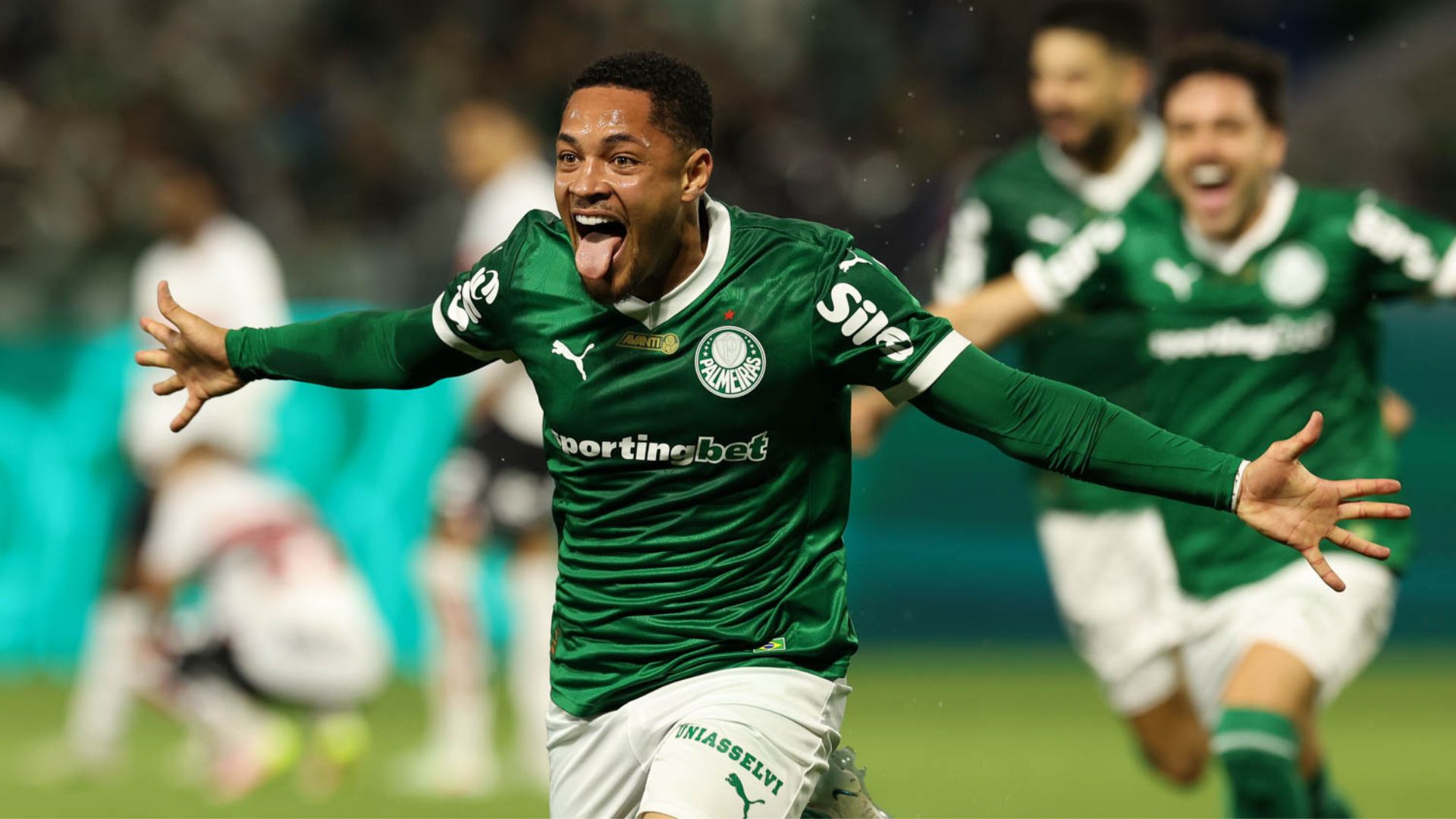 Vitor Roque comemora gol da vitória do Palmeiras.