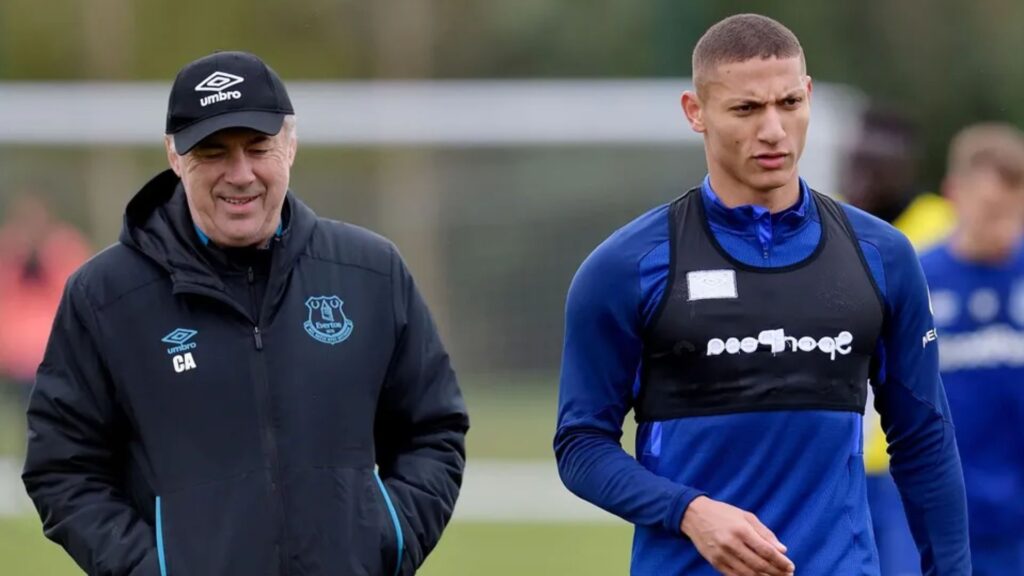 Richarlison com Ancelotti em treino do Everton