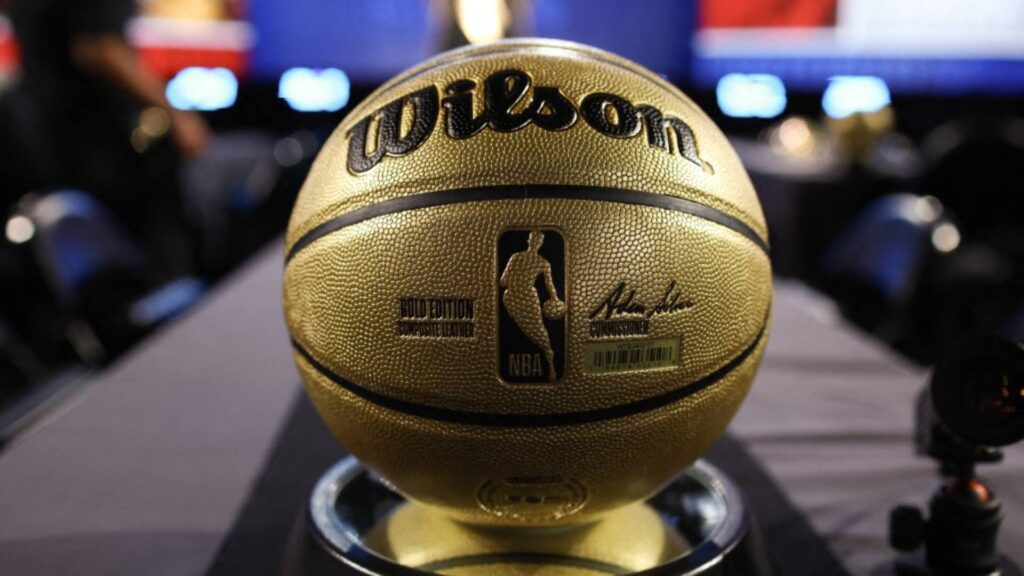 O Dallas Mavericks terá a primeira escolha do Draft da NBA. Foto: Photo by Sarah Stier / GETTY IMAGES NORTH AMERICA / Getty Images via AFP