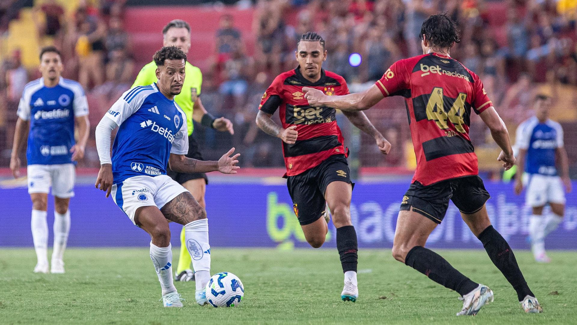 Sport foi goleado pelo Cruzeiro na Iha do Retiro (Foto: Rafael Vieira/CEC)