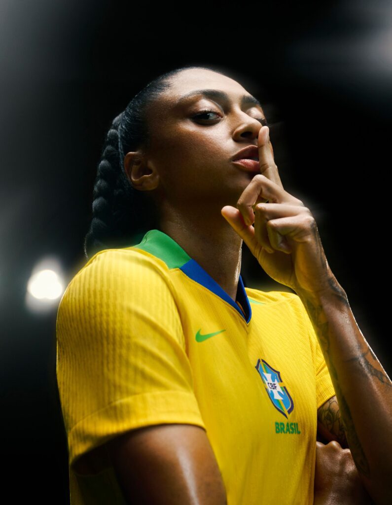 Atacante Kerolin veste nova camisa da Seleção Brasileira Feminina