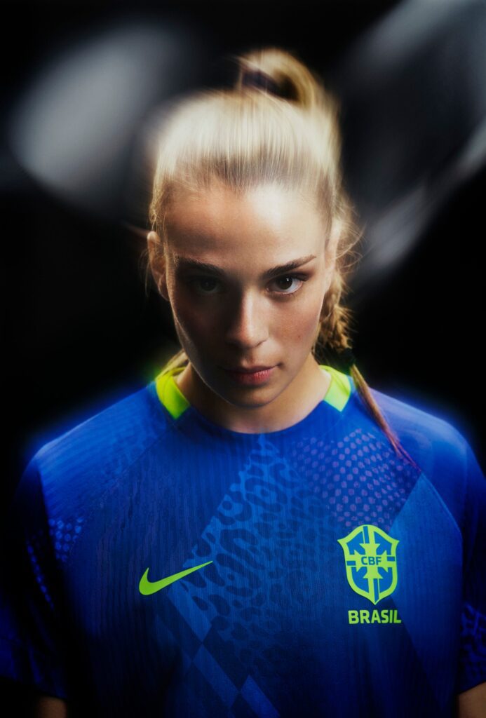 Atacante Gio Queiroz veste a nova camisa 2 da Seleção Brasileira Feminina