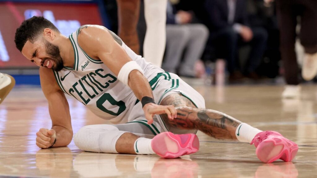 Jayson Tatum corre o risco de perder até a próxima temporada. Foto: ELSA / GETTY IMAGES NORTH AMERICA / Getty Images via AFP