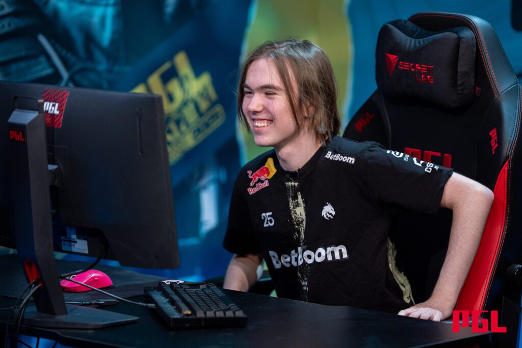 CS2: donk engata namoro com jogadora da Akuma Female