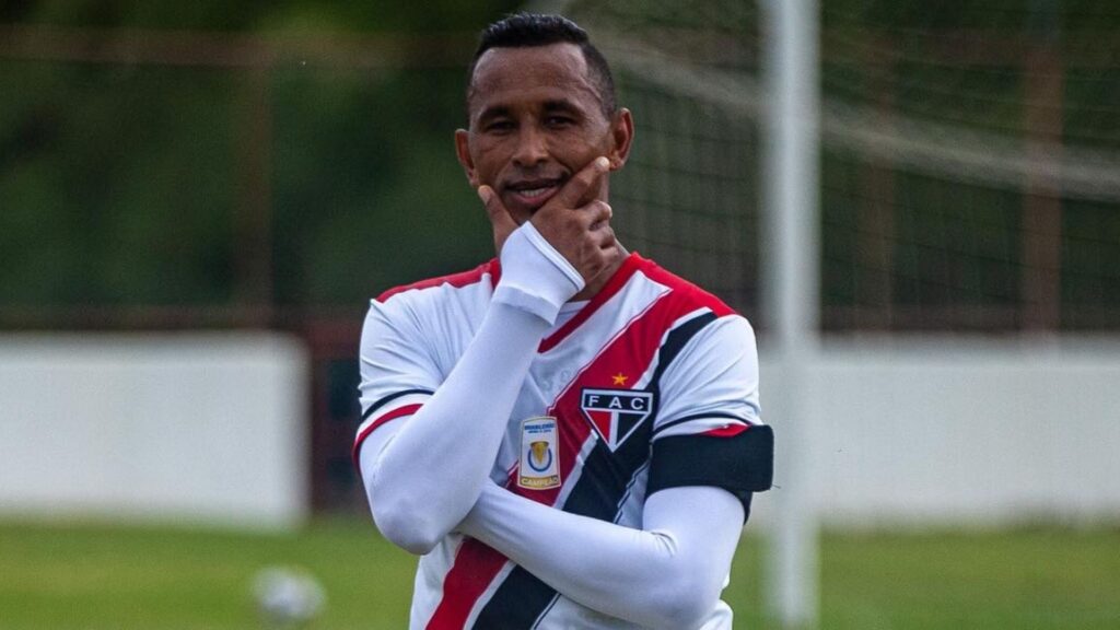 Ciel comemora gol pelo Ferroviário