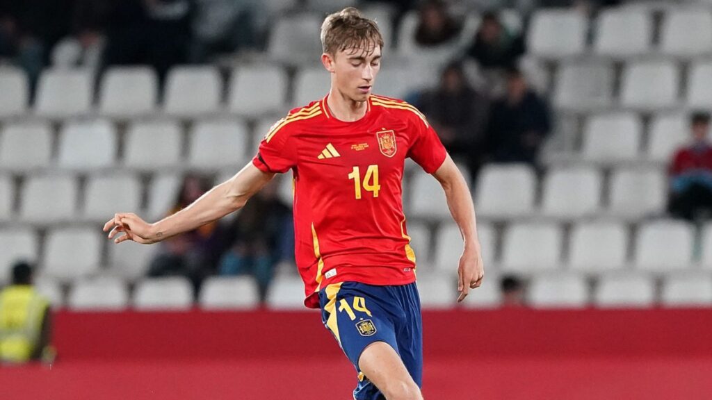 Alvo do Real Madrid, Dean Huijsen em campo pela Espanha