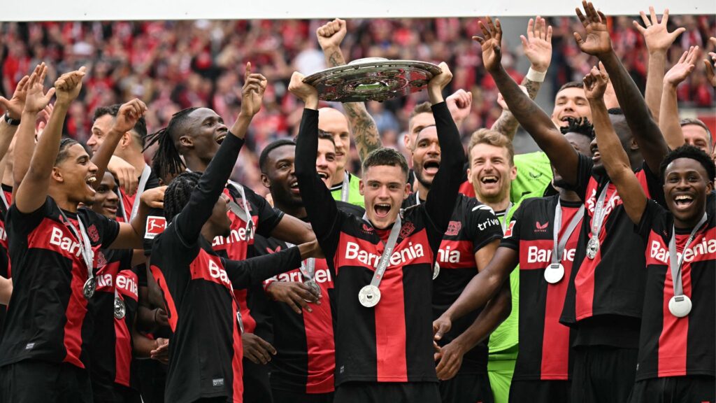 Wirtz com troféu da Bundesliga