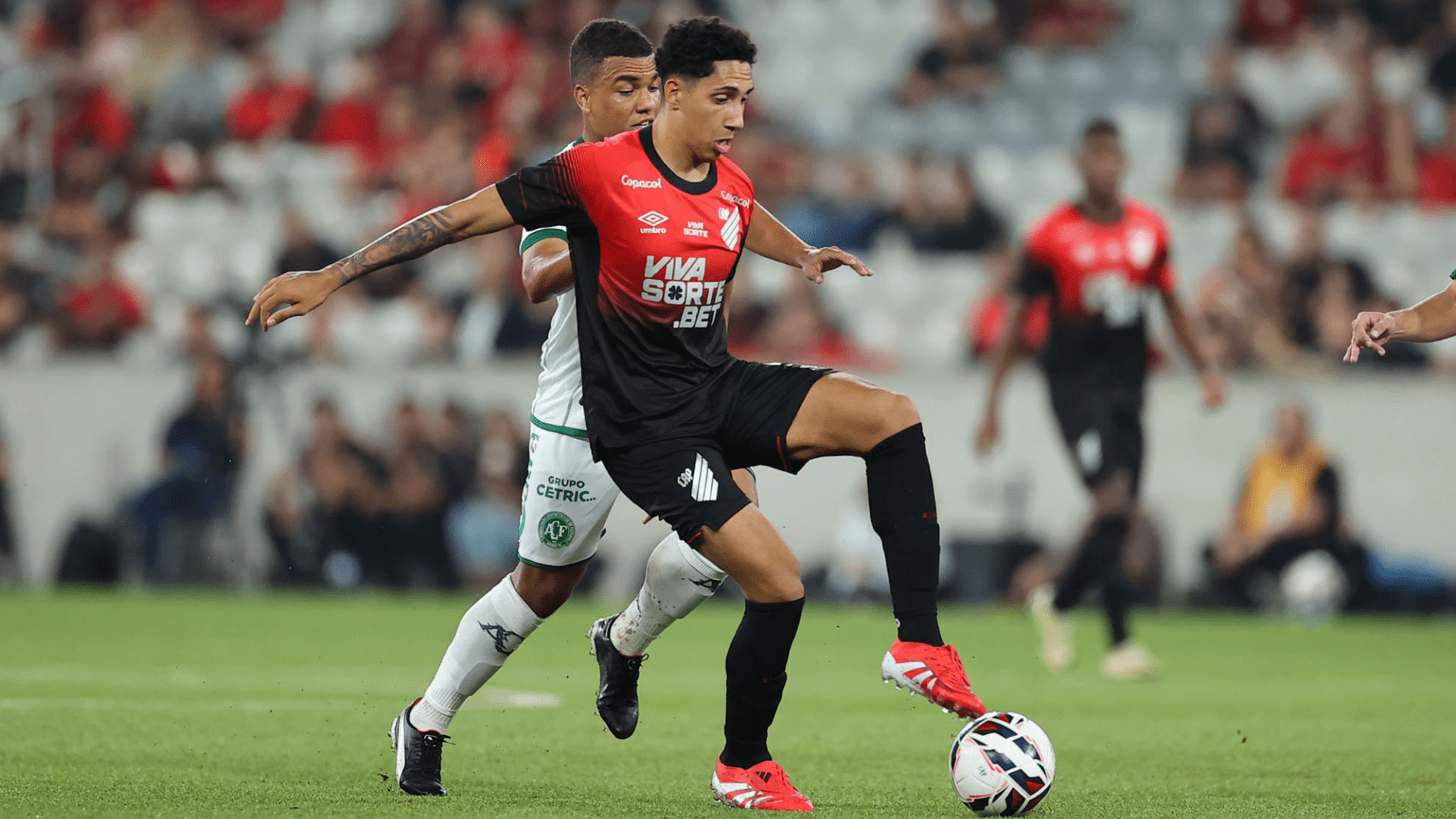 Athletico-PR empatou com a Chapecoense em casa na 7ª rodada da Série B