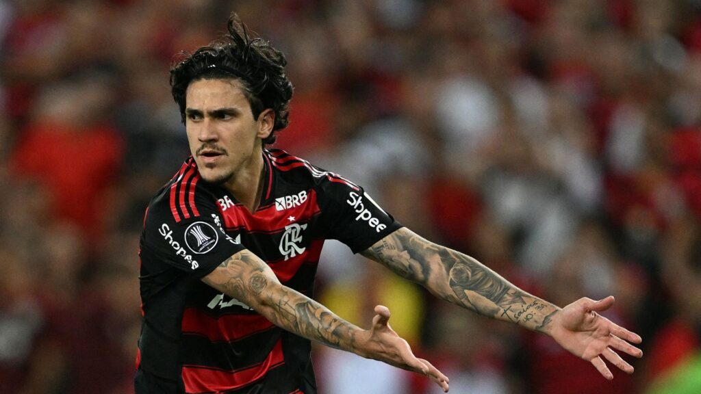 Pedro em campo pelo Flamengo contra a LDU
