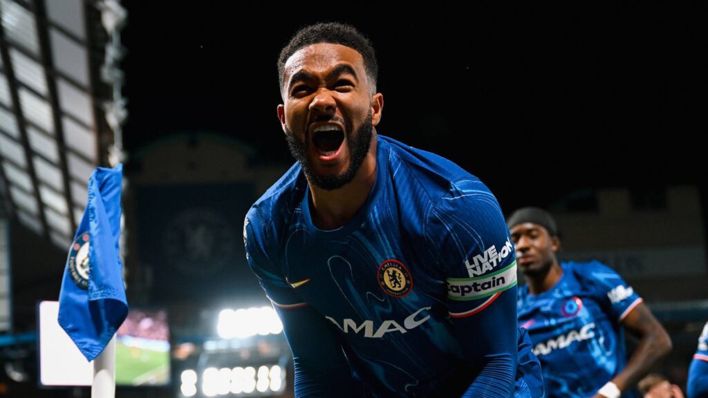 O Chelsea se mantém entre os cinco primeiros da Premier League. Foto: Reprodução / X