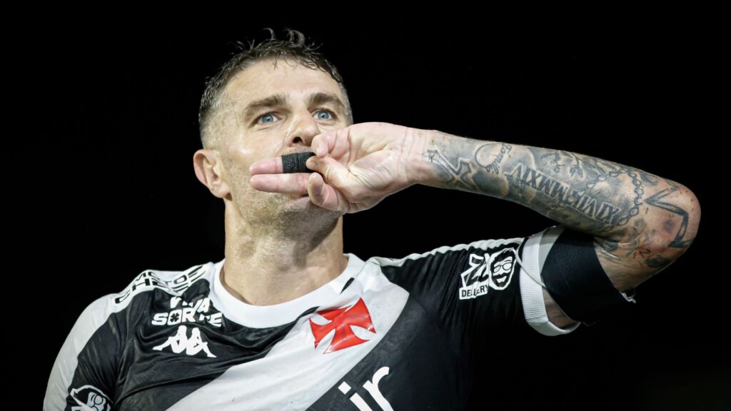 Pablo Vegetti comemora gol pelo Vasco