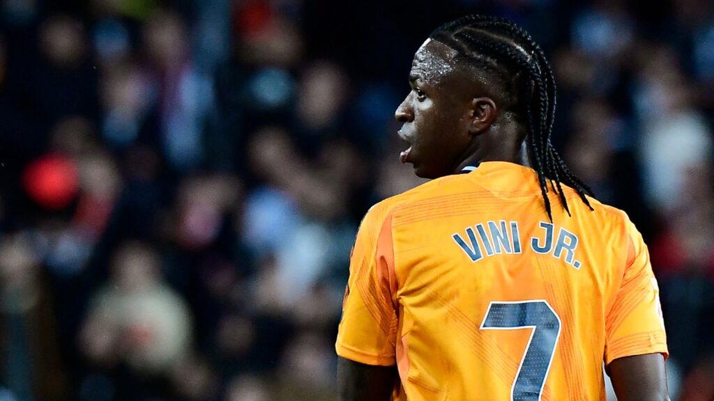 Vini Jr foi alvo de ataques de torcedores do Valencia em Mestalla (Foto: Jose Jordan/AFP)