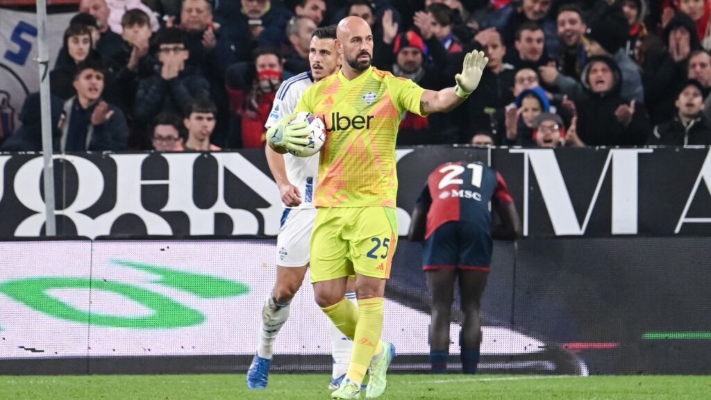 Pepe Reina em campo pelo Como