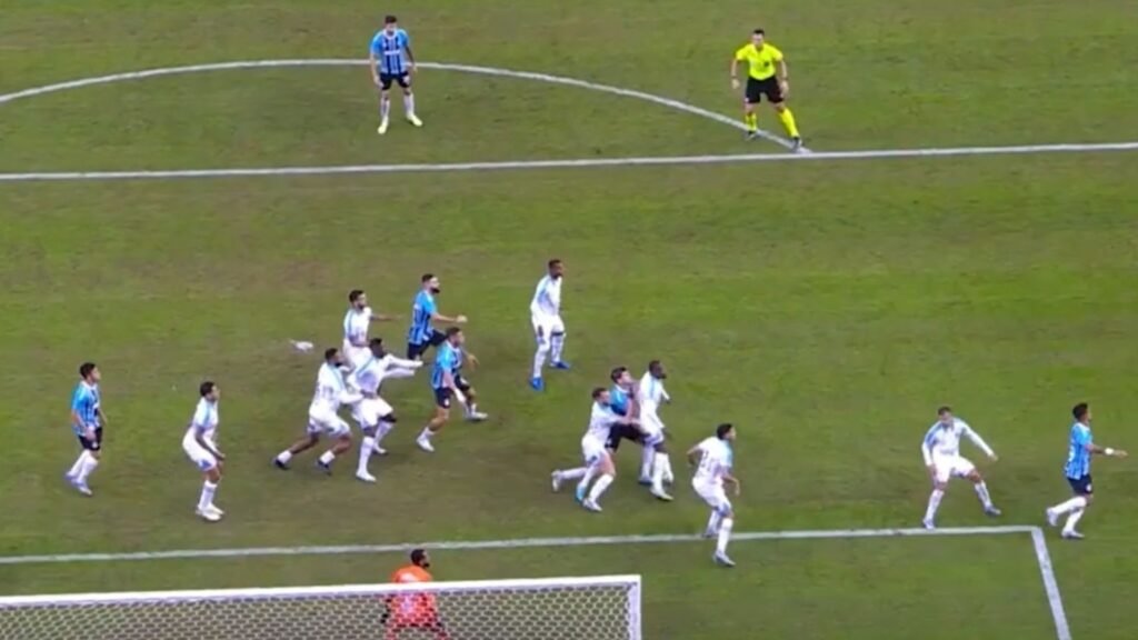 VAR analisou falta em lance do gol do Grêmio