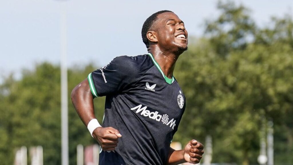 Zépiqueno Redmond comemora gol do Feyenoord