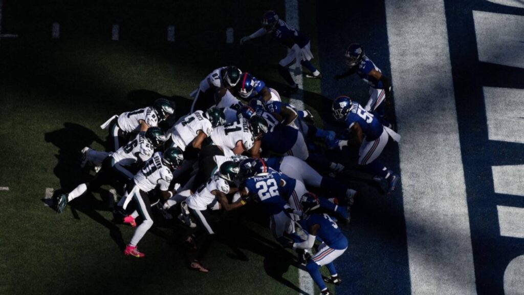Os Eagles realizando o tush-push em jogo da temporada regular da NFL. Foto: AL BELLO / GETTY IMAGES NORTH AMERICA / Getty Images via AFP