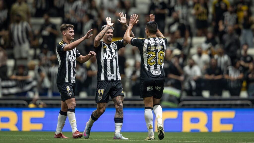 Rubens comemora gol pelo Atlético-MG contra o Maringá.