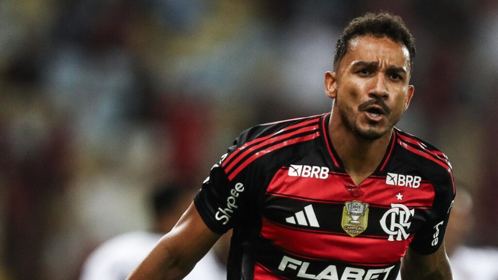 Danilo comemora gol pelo Flamengo