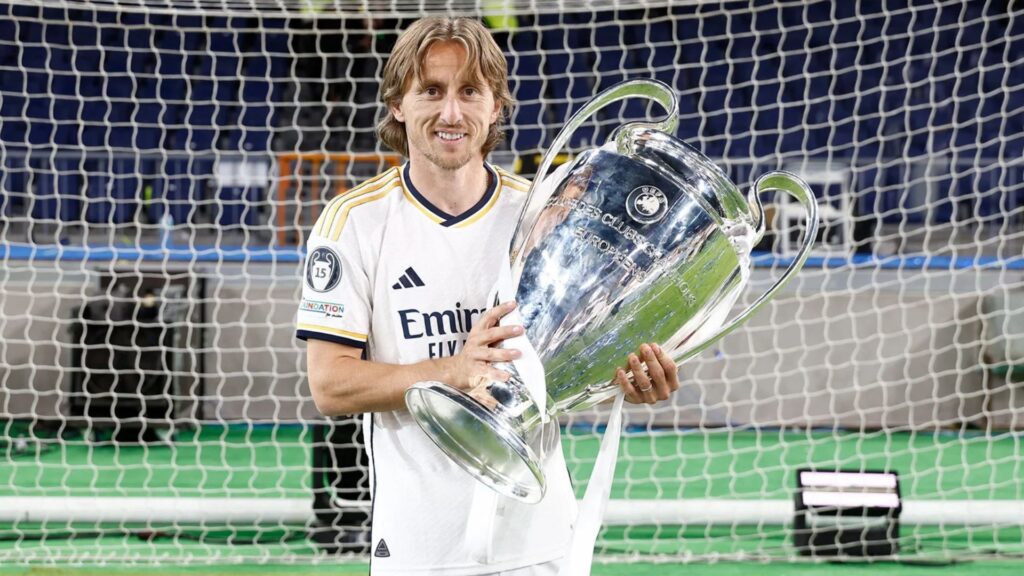 Modric com taça da Champions League