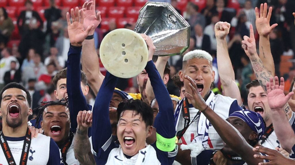 Son levanta taça da Liga Europa