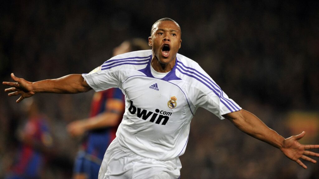 Júlio Baptista em campo pelo Real Madrid em 2008