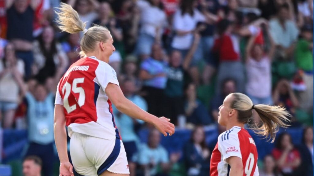 Blackstenius comemora gol da vitória do Arsenal