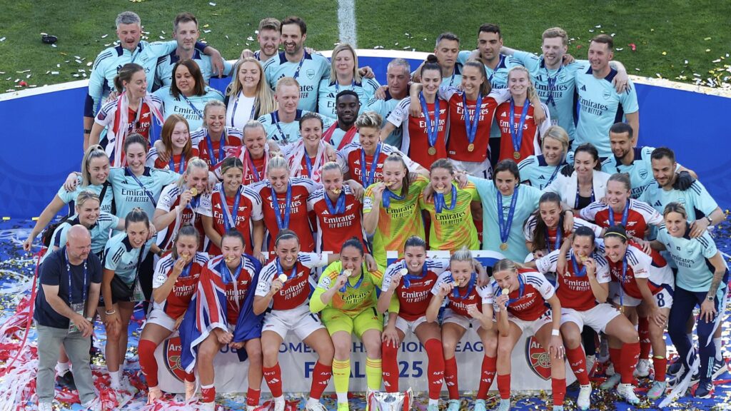 Elenco do Arsenal comemora título