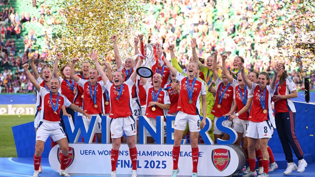 Jogadores do Arsenal com taça da Champions League