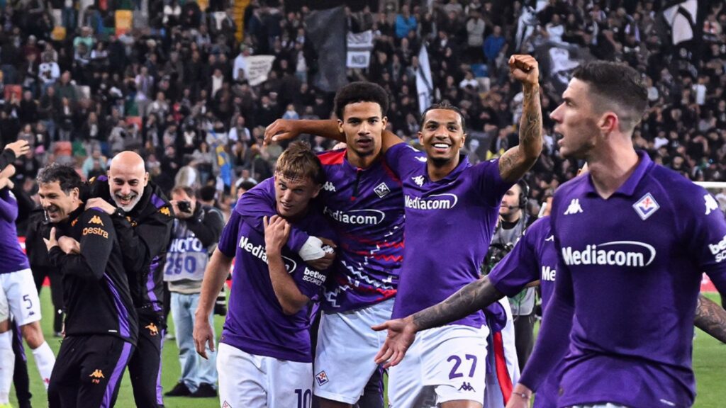 Jogadores da Fiorentina comemoram classificação