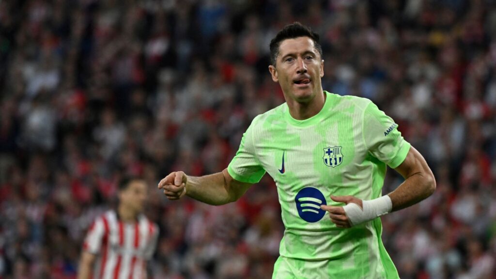 Lewandowski marcou duas vezes na vitória do Barcelona.