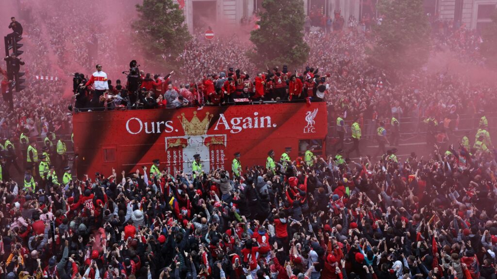 Festa dos jogadores do Liverpool com torcida